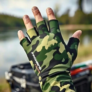 Uma mão em foco usando a Luva de Pesca Pro Hand na cor camuflada