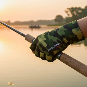 Um pescador na beira de um rio segurando uma vara de pesca e usando a Luva de Pesca Pro Hand na cor camuflada
