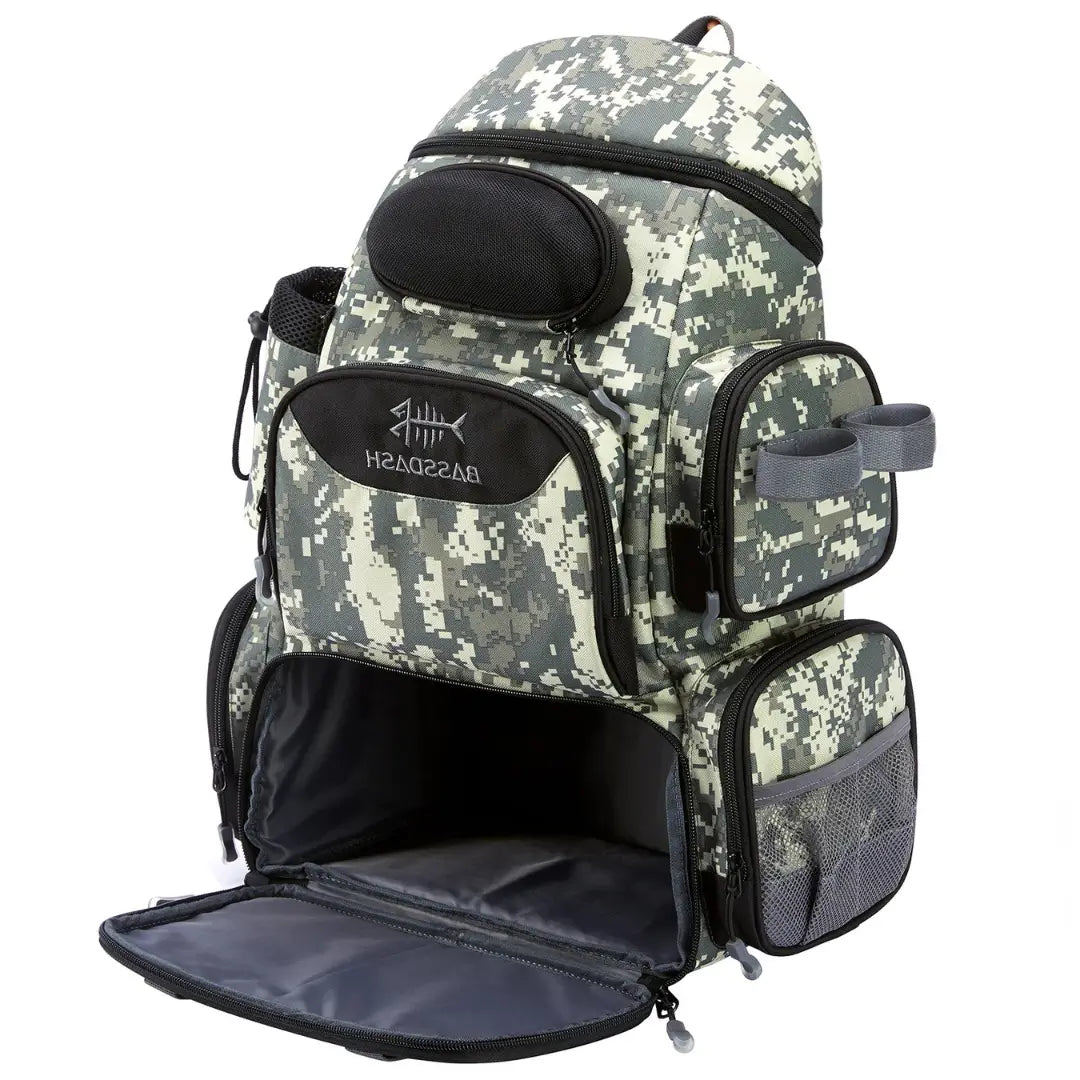 A Mochila de Pesca Bassdash X Camuflada virada para a diagonal direita e com seu compartimento inferior aberto, e na lateral seus dois bolsos com zíper