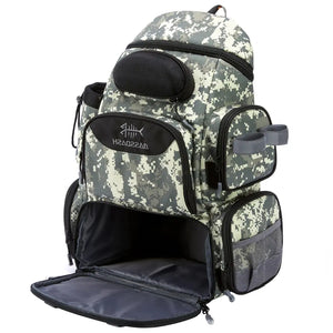 A Mochila de Pesca Bassdash X Camuflada virada para a diagonal direita e com seu compartimento inferior aberto, e na lateral seus dois bolsos com zíper