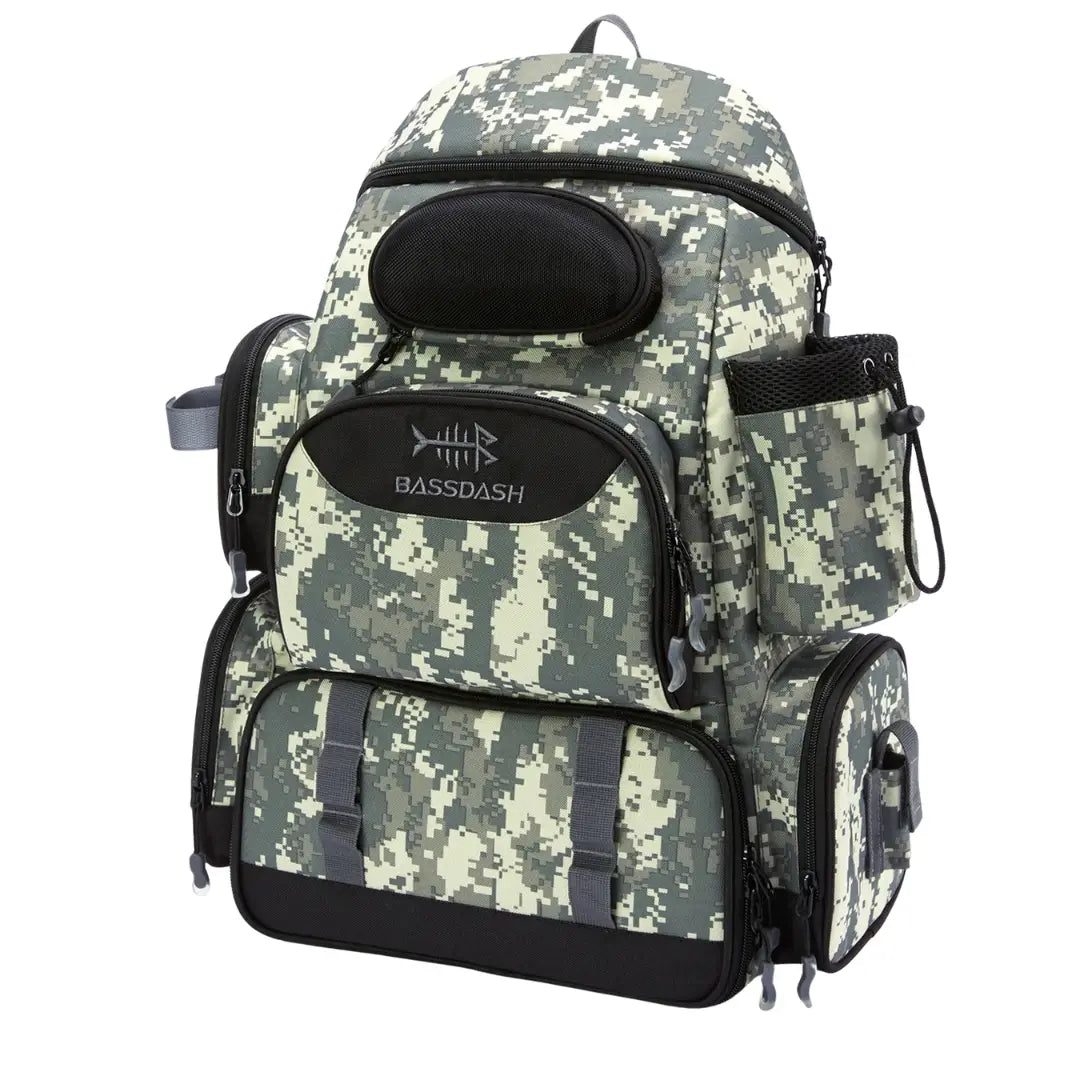 A Mochila de Pesca Bassdash X Camuflada vista na diagonal, com o fundo branco