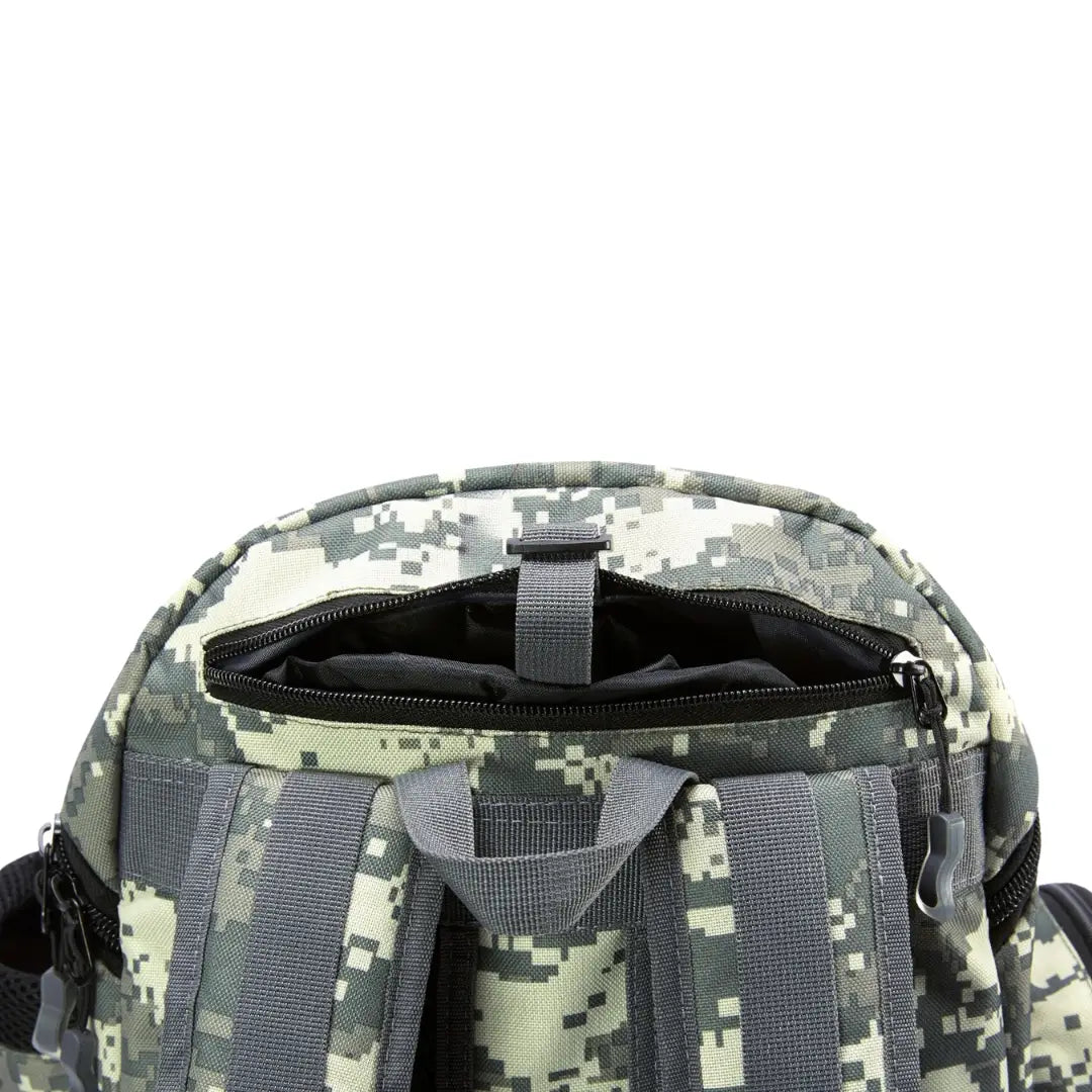 Foco no bolso traseiro em zíper da Mochila de Pesca Bassdash X Camuflada