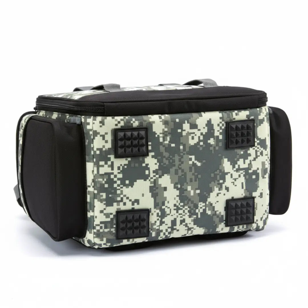 A Mochila de Pesca Bassdash X Camuflada vista na parte de baixo, com seus quatros pés emborrachados e antiderrapante