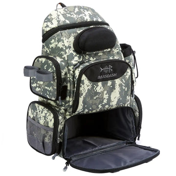 A Mochila de Pesca Bassdash X Camuflada mostrada na diagonal, com seu compartimento inferior principal aberto