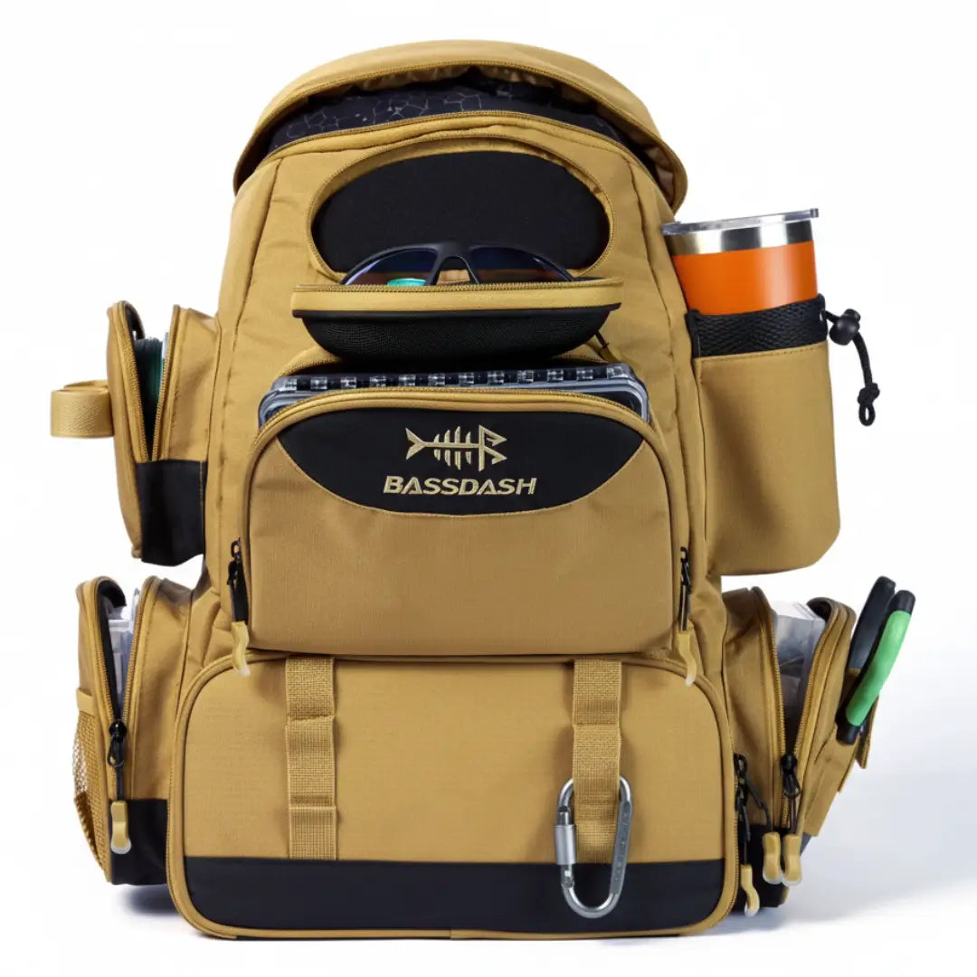 A Mochila de Pesca Bassdash X Caqui vista de frente, com seu compartimentos carregados com objetos