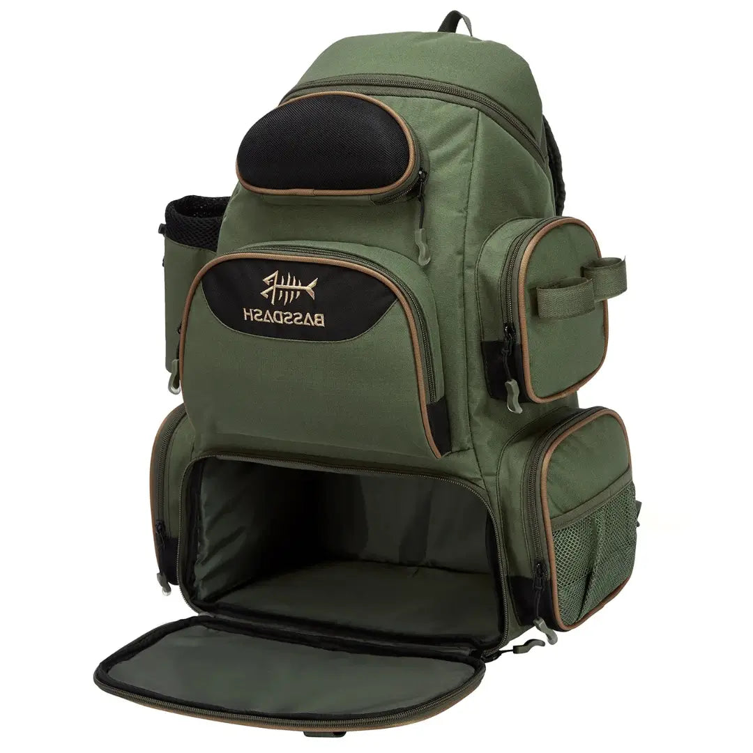 A Mochila de Pesca Bassdash X Verde virada para a diagonal direita e com seu compartimento inferior aberto, e na lateral seus dois bolsos com zíper