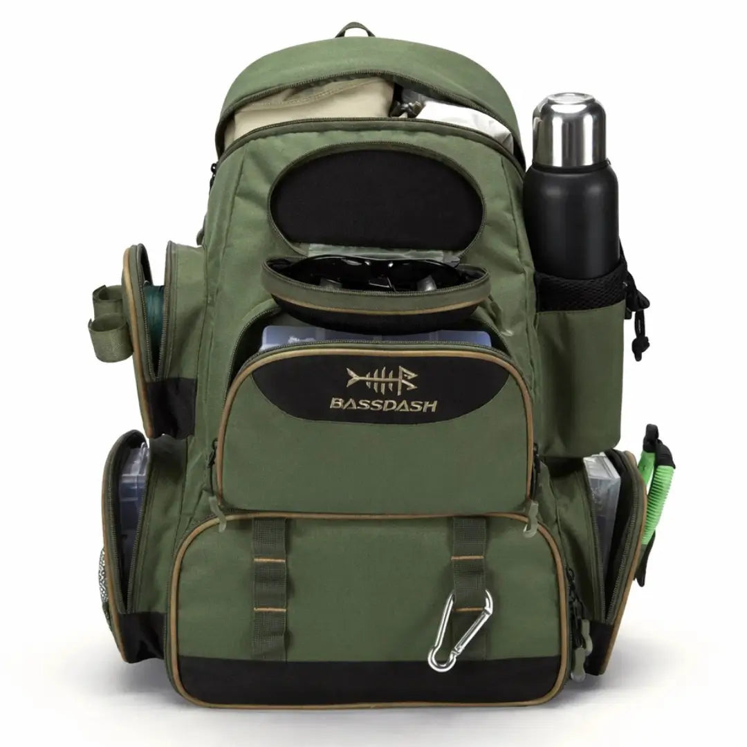 A Mochila de Pesca Bassdash X Verde vista de frente, com seu compartimentos carregados com objetos