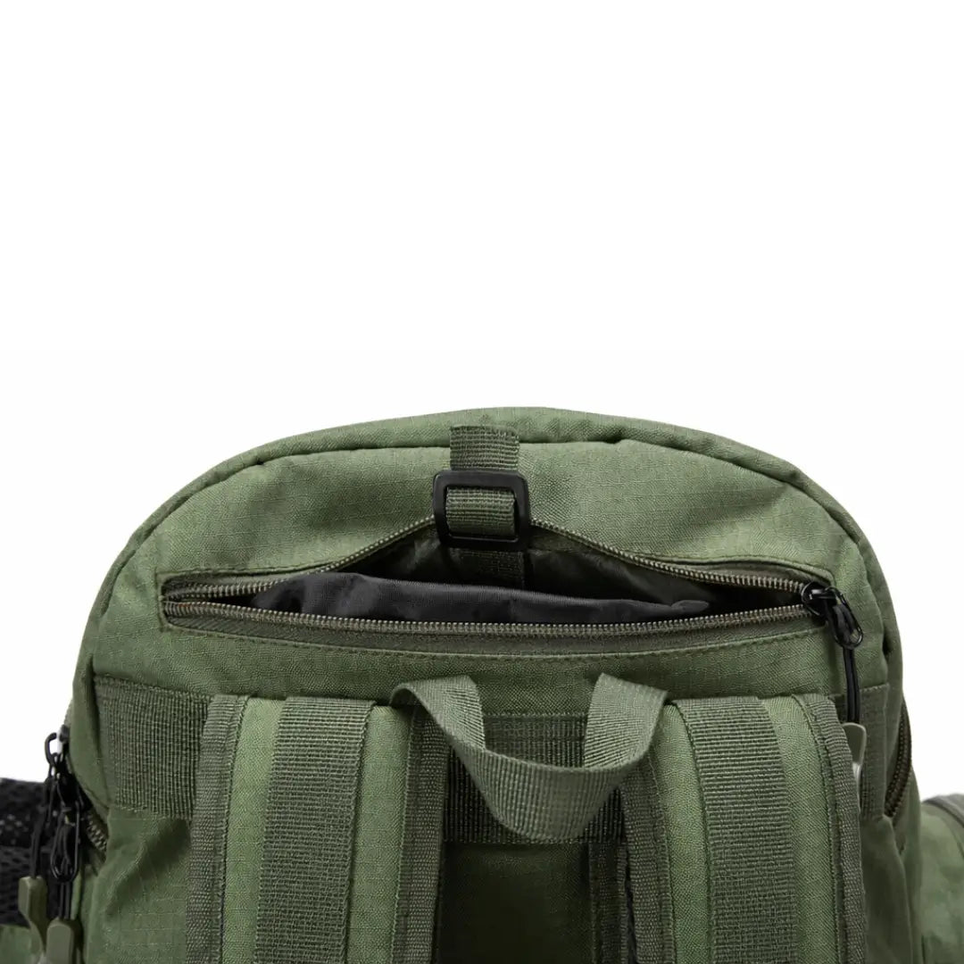 Foco no bolso traseiro em zíper da Mochila de Pesca Bassdash X Verde, com sua alça aparecendo