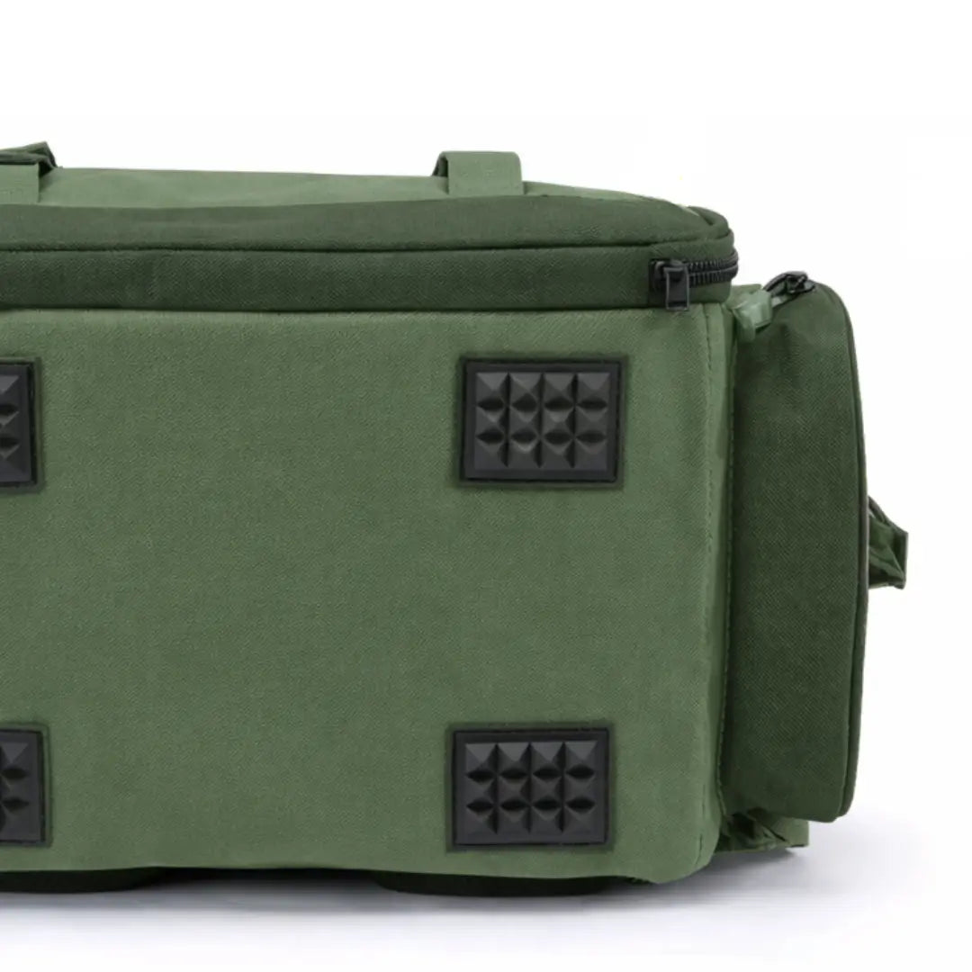 A Mochila de Pesca Bassdash X Verde vista na parte de baixo, com seus quatros pés emborrachados e antiderrapante