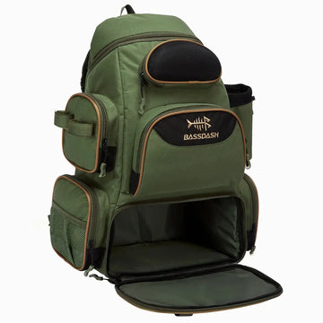 A Mochila de Pesca Bassdash X Verde mostrada na diagonal, com seu compartimento inferior principal aberto