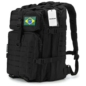 A Mochila de Pesca MK na cor preta vista na diagonal direita, com suas fivelas de engate rápido em destaque