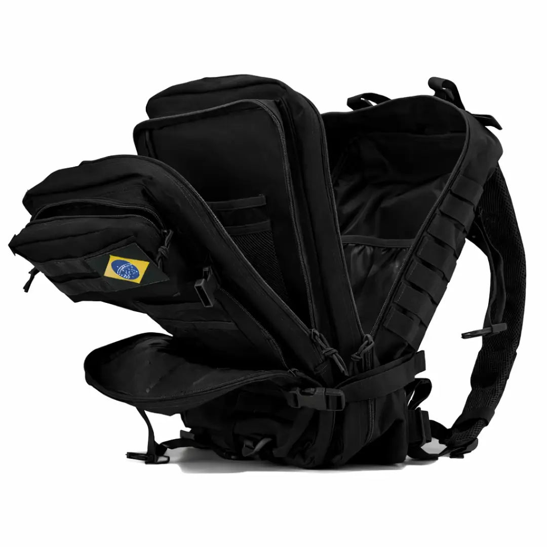 A Mochila de Pesca MK na cor preta com todas as suas repartições e bolsos abertos