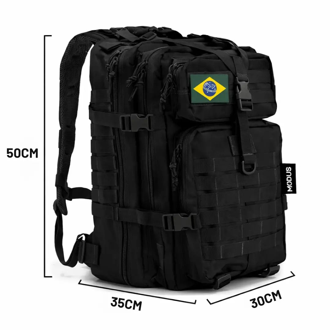 A Mochila de Pesca MK na cor preta no centro, e ao redor dela suas medidas em Altura, Largura e Profundidade