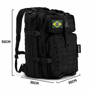 A Mochila de Pesca MK na cor preta no centro, e ao redor dela suas medidas em Altura, Largura e Profundidade