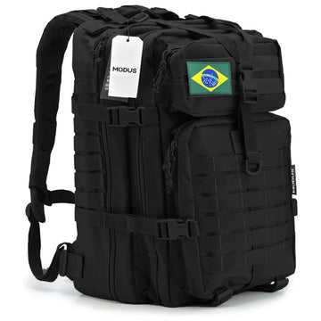 A Mochila de Pesca MK na cor preta sendo mostrada na diagonal, com suas repartições em foco