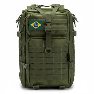 A Mochila de Pesca MK na cor verde sendo mostrada de frente, com seus detalhes em foco