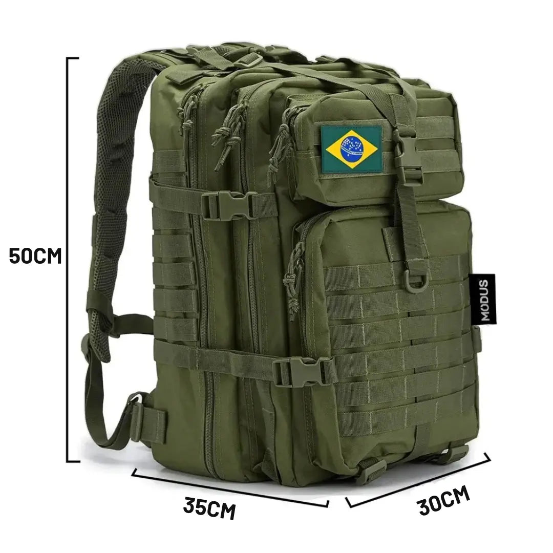 A Mochila de Pesca MK no centro, e ao redor dela suas medidas em Altura, Largura e Profundidade