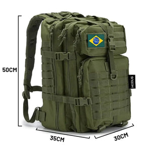 A Mochila de Pesca MK no centro, e ao redor dela suas medidas em Altura, Largura e Profundidade
