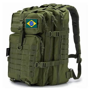 A Mochila de Pesca MK na cor verde vista na diagonal direita, com suas fivelas de engate rápido em foco