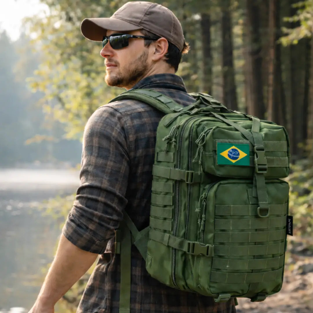 Um homem de óculos escuro e boné usando a Mochila de Pesca MK nas costas