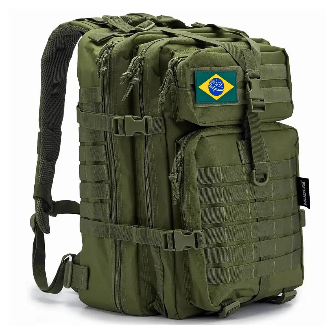 A Mochila de Pesca MK na cor verde sendo exibida na diagonal, com suas repartições em foco