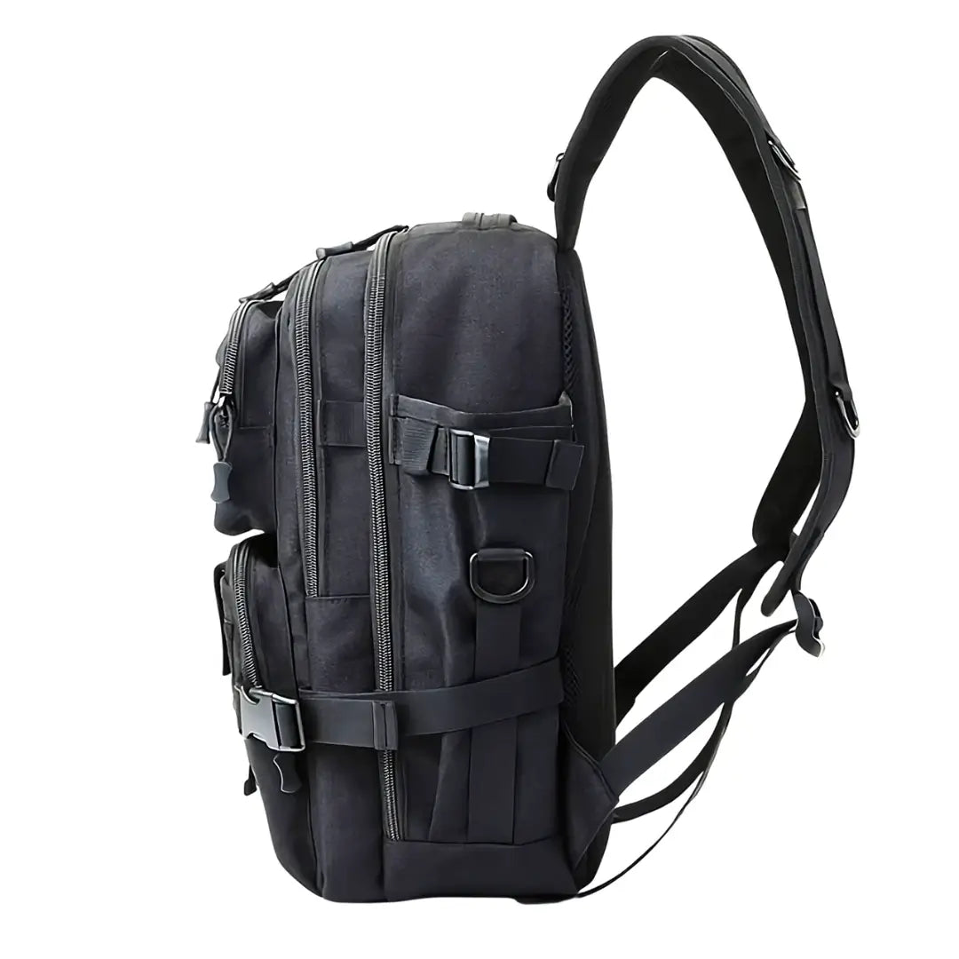 A Mochila de Pesca Zanter Angler Preta vista de lado, com o fundo branco