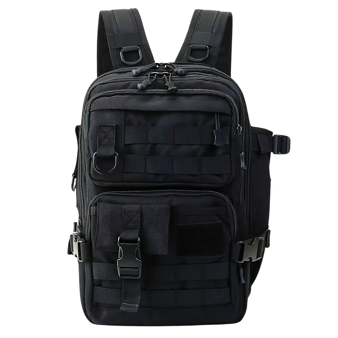 A Mochila de Pesca Zanter Angler Preta vista de frente, com o fundo branco