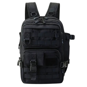 A Mochila de Pesca Zanter Angler Preta vista de frente, com o fundo branco