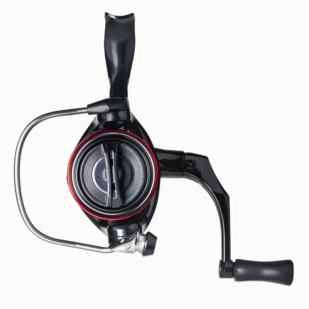 Visão frontal do Molinete Marine Sports Prisma 2500, com destaque para seu freio com ajuste ponto a ponto e seu rotor
