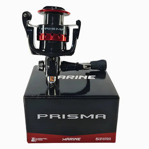 O Molinete Marine Sports Prisma 2500 em cima da sua caixa