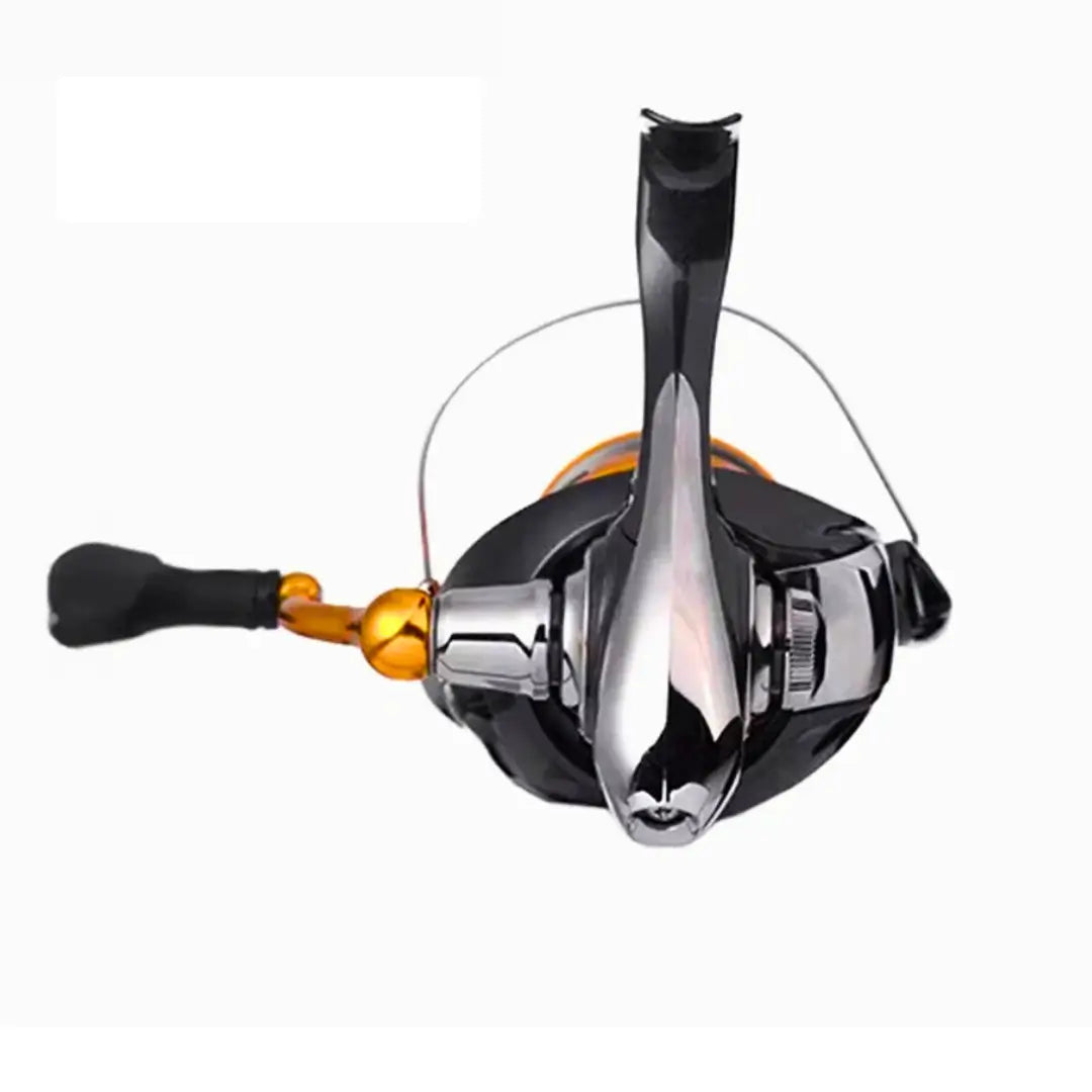 Molinete Daiwa New Revros CS LT 1000 sendo apresentado de costas, com sua manivela na mão esquerda
