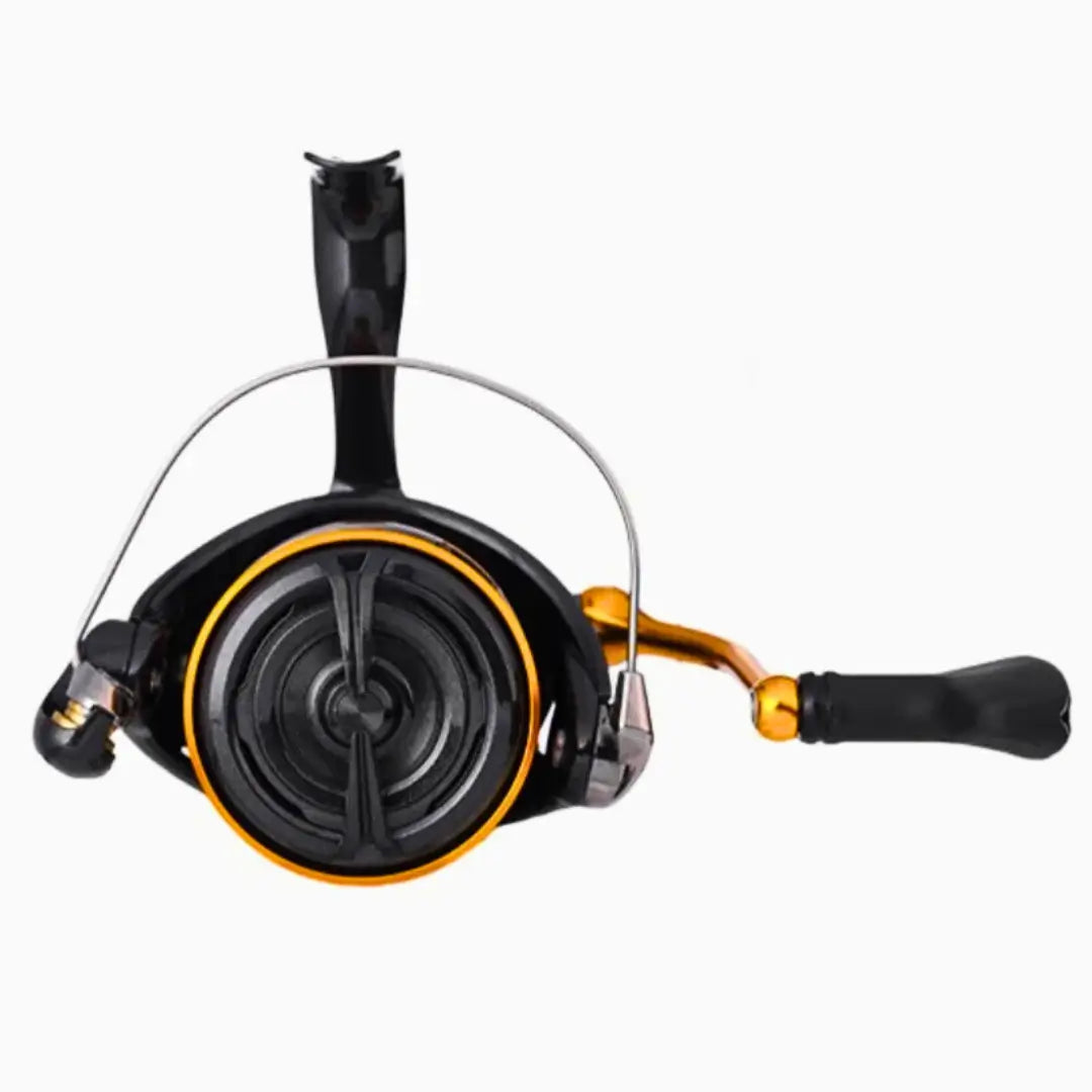 Molinete Daiwa New Revros CS LT 1000 mostrado de frente, com seu ajuste de freio, arco de alumínio e sua manivela na mão esquerda amostra