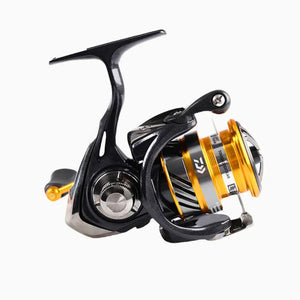 O Molinete Daiwa New Revros CS LT 1000 visto do seu lado direito, mostrando seu carretel na cor dourada