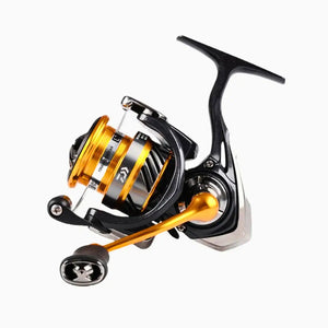 Vista da esquerda do Molinete Daiwa New Revros CS LT 1000, com a manivela do lado esquerdo