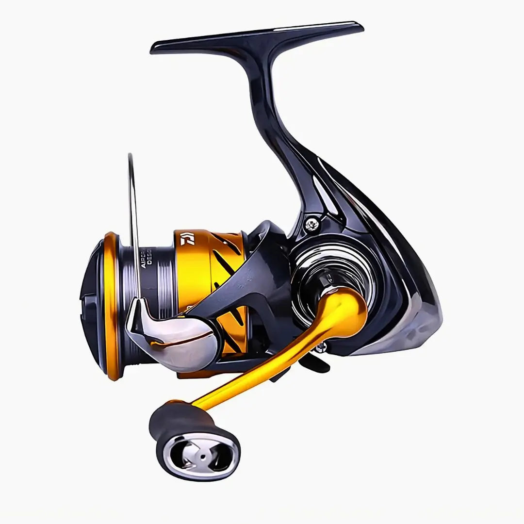 Vista lateral do Molinete Daiwa New Revros CS LT 1000 mostrando todos seus detalhes e sua manivela na mão esquerda