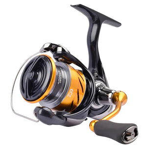 Close no Molinete Daiwa Revros no tamanho 1000, com sua manivela em alumínio em destaque