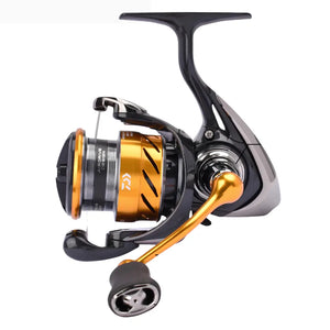 O Molinete Daiwa Revros no tamanho 1000 visto de lado, com o destaque para seu carretel raso, sua manivela em alumínio e seu rotor