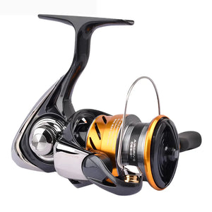 O rotor e o carretel do Molinete Daiwa Revros no tamanho 1000 em foco