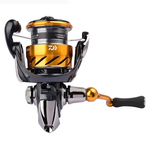 O Molinete Daiwa Revros no tamanho 1000 mostrado de cima, com seu carretel raso em destaque