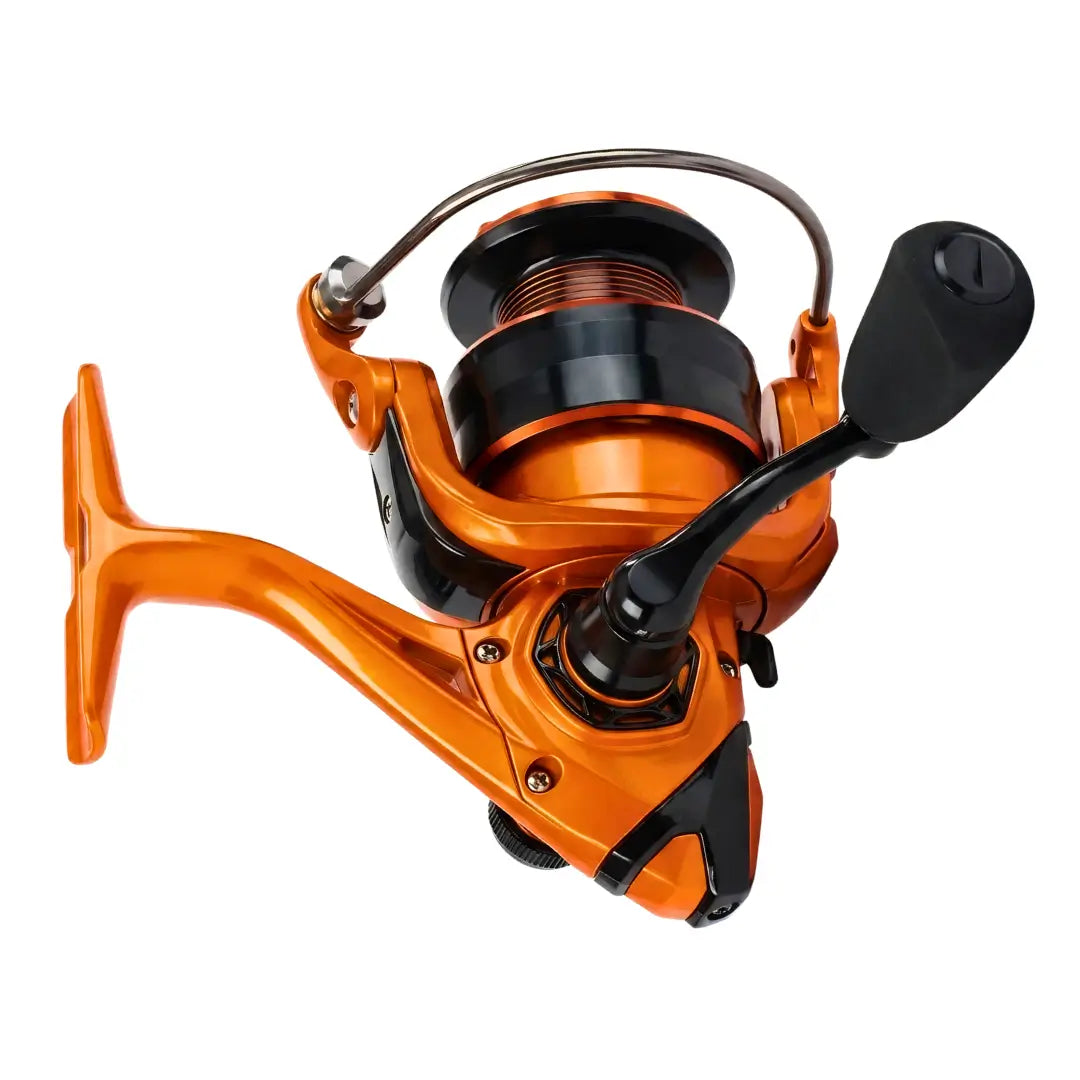 O Molinete de Pesca Lethal Blaze visto na vertical, com destaque para sua manivela em alumínio e seu knob em EVA