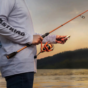 Um pescadoe segurando uma vara de pesca na mão, na vara está o Molinete de Pesca Lethal Blaze, ele também segura uma isca artificial na outra mão