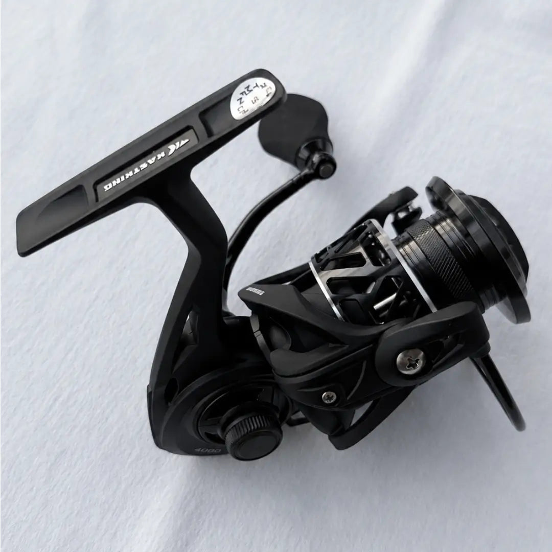 Visão de cima do Molinete de Pesca Zephyr Tamanho 4000, com destaque para seu rotor e seu carretel vazado
