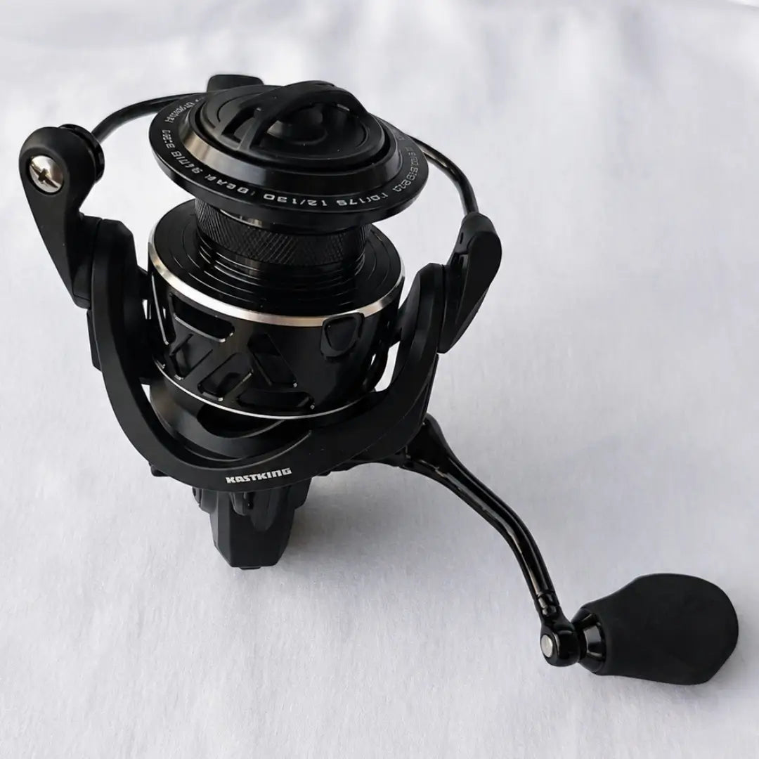 O Molinete de Pesca Zephyr Tamanho 4000 mostrando seu carretel, rotor, manivela e pegador em EVA