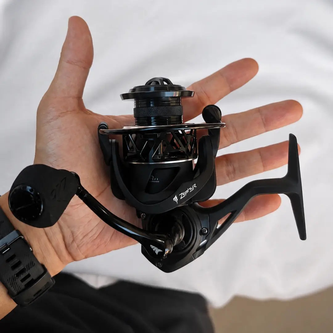 O Molinete de Pesca Zephyr Tamanho 4000 em cima de uma mão para mostrar seu tamanho