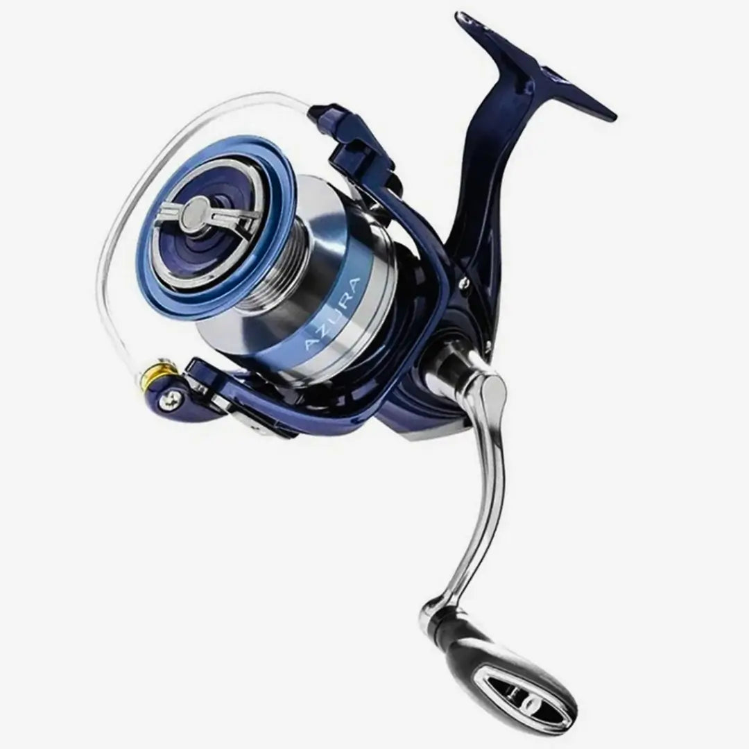 Molinete Marine Sports Azura 1000 do lado, com sua manivela na mão esquerda