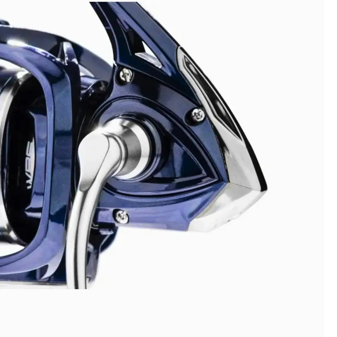 Vista da parte de trás do Molinete Marine Sports Azura 1000, destacando sua manivela prateada e seus parafusos