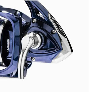 Vista da parte de trás do Molinete Marine Sports Azura 1000, destacando sua manivela prateada e seus parafusos