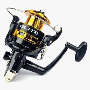 O Molinete Marine Sports 4000 apoiado em cima de uma mesa, com foco em sua manivela e no rotor