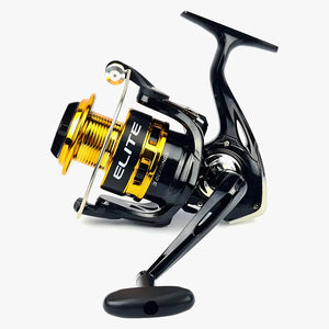 O Molinete Marine Sports 4000 sendo mostrado de lado, é possível ver sua manivela e seu pegador amplo