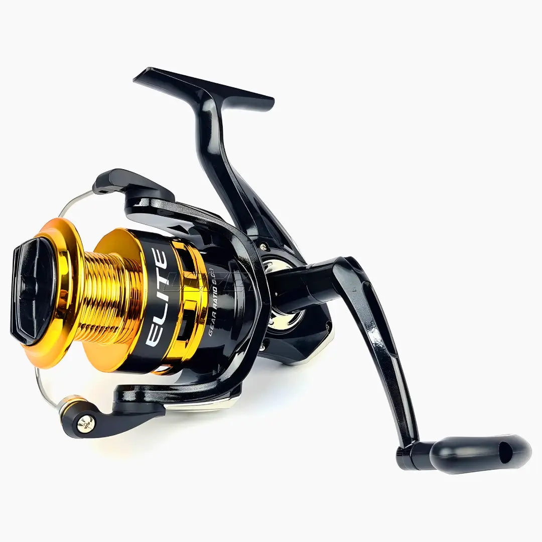 O Molinete Marine Sports 4000 visto de lado, com o foco em sua manivela e em seu rotor